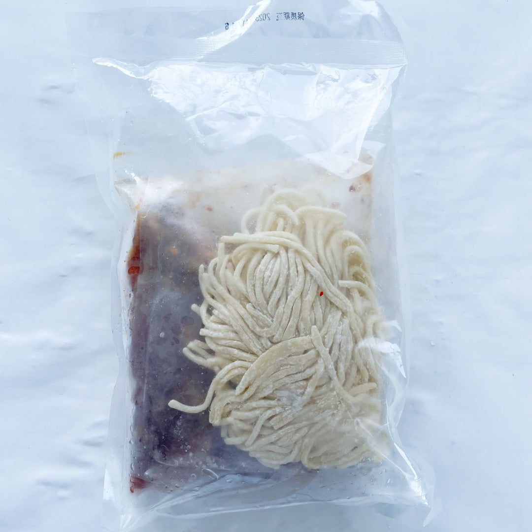 亮哥牛肉面 圓条 日本国内加工 約560g 冷凍品