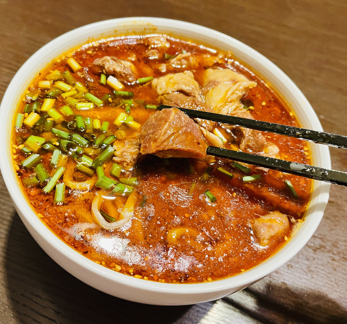 亮哥牛肉面 圓条 日本国内加工 約560g 冷凍品