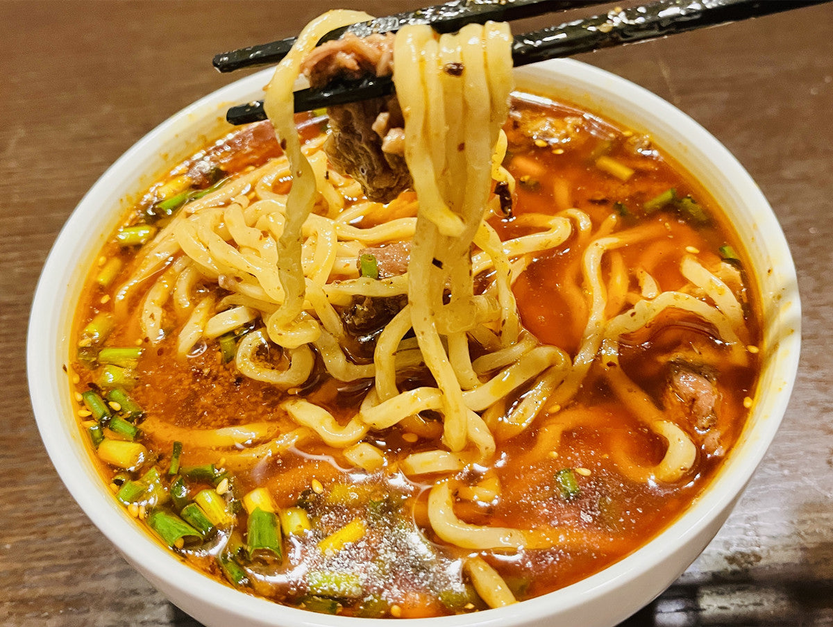 亮哥牛肉面 圓条 日本国内加工 約560g 冷凍品