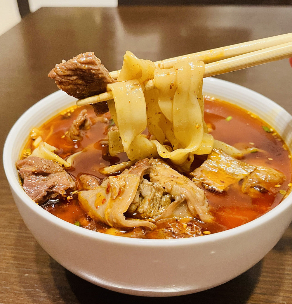 亮哥牛肉面 刀削 約560g 日本国内加工 冷凍品
